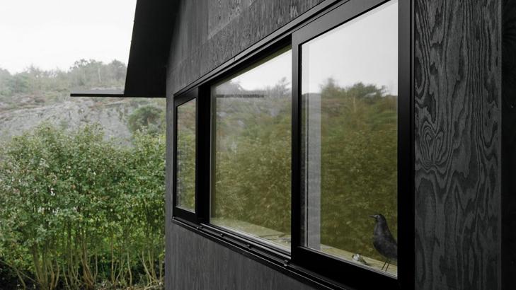 ET HUS MED RENE LINJER: Vinduene går som lange, sammenhengende bånd i fasaden. Legg merke til den spesielle utstikkende takrenna i aluminium. Foto: Rasmus Norlander ET HUS MED RENE LINJER: Vinduene går som lange, sammenhengende bånd i fasaden. Legg merke til den spesielle utstikkende takrenna i aluminium. Foto: Rasmus Norlander