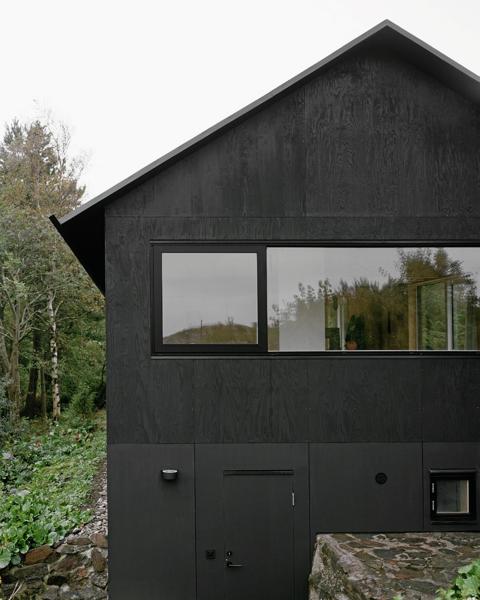 ARKITEKTENS KOMPROMISSLØSE DESIGN: Måten gavlen er delt opp på skaper en grafisk, visuell effekt. Alle yttervegger er tjæret slik som gamle trebåter ble. Foto: Rasmus Norlander ARKITEKTENS KOMPROMISSLØSE DESIGN: Måten gavlen er delt opp på skaper en grafisk, visuell effekt. Alle yttervegger er tjæret slik som gamle trebåter ble. Foto: Rasmus Norlander