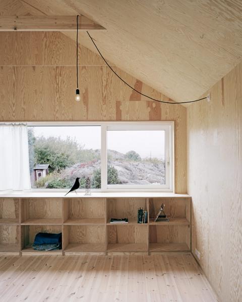 ET HUS MED EKTHET OG KARAKTER: Innredningen i kryssfiner er plassbygget, og den blir dermed til en helt naturlig del av rommet. © Foto: Rasmus Norlander ET HUS MED EKTHET OG KARAKTER: Innredningen i kryssfiner er plassbygget, og den blir dermed til en helt naturlig del av rommet. © Foto: Rasmus Norlander