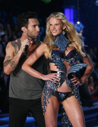 Slutt mellom Adam Levine og modellkjæresten