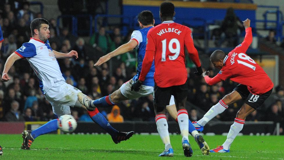 SIKRET SEIEREN: Innbytter Ashley Young la p� til 2-0 med et vakkert skudd noen minutter f�r full tid, etter Antonio Valencias befriende scoring.Foto: SCANPIX/AFP/ANDREW YATES