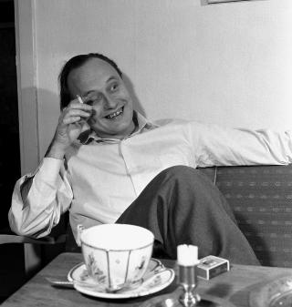 MED NIKOTIN: Forfatter André Bjerke i hjemmet sitt på Eiksmarka, like utenfor Oslo. Her i sofaen, med tekopp og sigarett. Foto: Sverre A. Børretzen / AKTUELL / SCANPIX MED NIKOTIN: Forfatter André Bjerke i hjemmet sitt på Eiksmarka, like utenfor Oslo. Her i sofaen, med tekopp og sigarett. Foto: Sverre A. Børretzen / AKTUELL / SCANPIX
