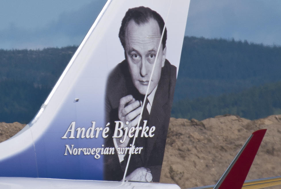 UTEN SIGAR: Andr� Bjerke er en av Norwegians eksisterende �halehelter�. Men da de skulle trykke bildet av Bjerke p� haleroret, valgte de f�rst � retusjere bort sigaren han hadde i h�nda. Foto: Norwegian.