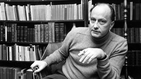 MED NIKOTIN: André Bjerke i 1971. MED NIKOTIN: André Bjerke i 1971.