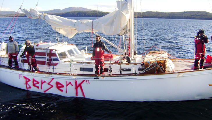 SKIFTET NAVN: Båten som tidligere het «Nilaya», hadde plutselig fått «Berserk» malt på skutesida da den ble stoppet av chilensk marine lørdag. Det kan ha bidratt til ekspedisjonens problemer. Foto: CHILENSK MARINE SKIFTET NAVN: Båten som tidligere het «Nilaya», hadde plutselig fått «Berserk» malt på skutesida da den ble stoppet av chilensk marine lørdag. Det kan ha bidratt til ekspedisjonens problemer. Foto: CHILENSK MARINE