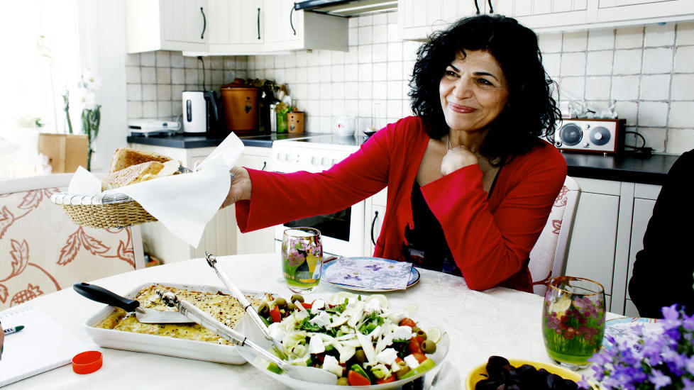 DRAMATISKE SKJEBNER: Lily Bandehy - best kjent som moren til MGP-Tooji - debuterer med roman om dramatiske kvinneskjebner i Iran.
Foto: Kristin Svorte