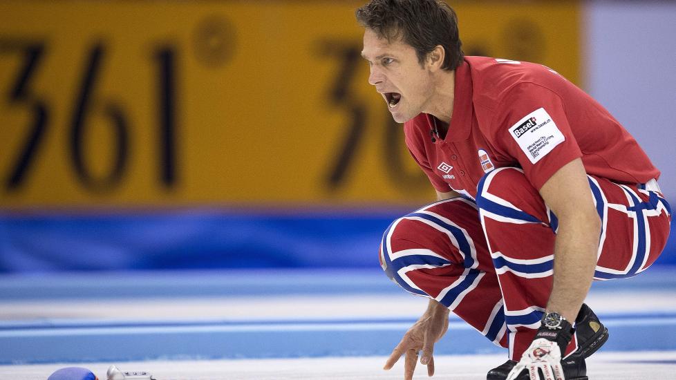 FINNER FORMEN: Thomas Ulsrud og hans norske lag begynner � finne formen i curling-VM. Foto: SCANPIX/EPA/GEORGIOS KEFALAS