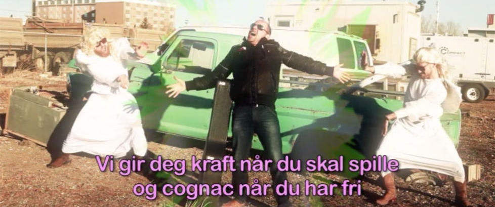 Her skjenkes Rune Rudberg konjakk av to engler
