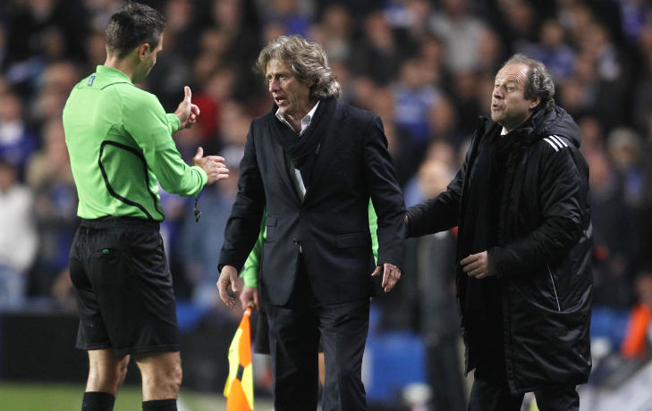 FIKK EN UTVIST: Etter 40 minutter fikk Maxi Pereira et korrekt rødkort. Jorge Jesus føler likevel Benfica ble straffet hardt av dommeren. Foto: AFP PHOTO/ GLYN KIRK FIKK EN UTVIST: Etter 40 minutter fikk Maxi Pereira et korrekt rødkort. Jorge Jesus føler likevel Benfica ble straffet hardt av dommeren. Foto: AFP PHOTO/ GLYN KIRK