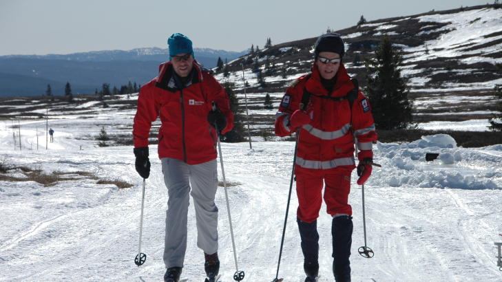  GLATT OG HARDT:  Morten St�ldahl og Ole Glads� (til h�yre) tester l�ypene p� sn�fattige Golsfjellet. Foto: Tommy Nielsen, Norges R�de Kors.