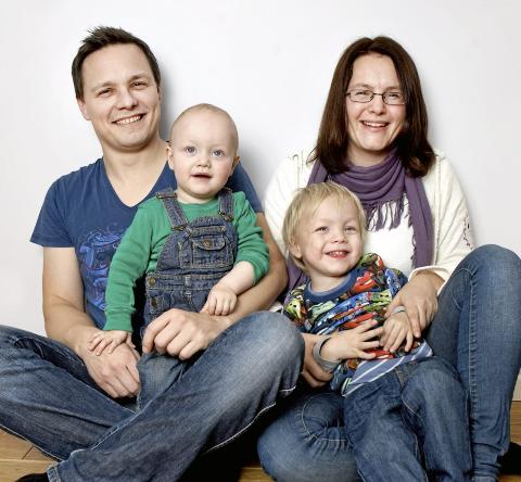FAMILIEIDYLL: - Selv om de krangler mye, har guttene våre enorm glede av hverandre. De søker mot hverandre hele tiden, sier mamma Line og pappa Frank. Geir Dokken FAMILIEIDYLL: - Selv om de krangler mye, har guttene våre enorm glede av hverandre. De søker mot hverandre hele tiden, sier mamma Line og pappa Frank. Geir Dokken