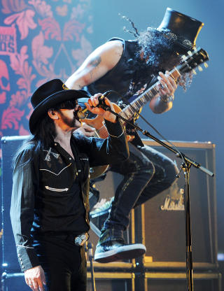A-LAGET: Marshall vil for alltid være forbundet med hardtslående rock. Her Motörheads Lemmy (t.v.) og Slash foran sistnevntes Marshall-vegg i 2010. Foto: CHRIS PIZZELLO / AP / NTB SCANPIX A-LAGET: Marshall vil for alltid være forbundet med hardtslående rock. Her Motörheads Lemmy (t.v.) og Slash foran sistnevntes Marshall-vegg i 2010. Foto: CHRIS PIZZELLO / AP / NTB SCANPIX
