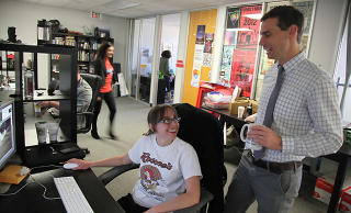 INTENS OPPMERKSOMHET: Etter at filmen ble en suksess har ikke telefonene stått stille hos Invisible Childrens hovedkontor i San Diego i USA. Lederen Zach Barrows snakker her mer videoredigerer Shannon Lynch om arbeidet. Foto: John Mone / AP Photo INTENS OPPMERKSOMHET: Etter at filmen ble en suksess har ikke telefonene stått stille hos Invisible Childrens hovedkontor i San Diego i USA. Lederen Zach Barrows snakker her mer videoredigerer Shannon Lynch om arbeidet. Foto: John Mone / AP Photo