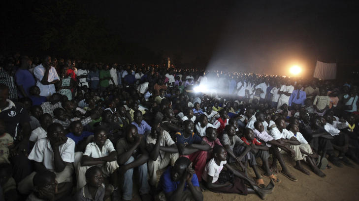 SÅ FILMEN SAMMEN: Ugandere nord for hovedstaden Kampala så «Kony 2012» sammen da den hadde premiere 13 mars. Foto: James Akena / Reuters / Scanpix SÅ FILMEN SAMMEN: Ugandere nord for hovedstaden Kampala så «Kony 2012» sammen da den hadde premiere 13 mars. Foto: James Akena / Reuters / Scanpix