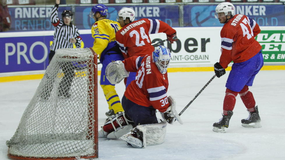 STOREBROR IGJEN: Dick Axelsson fra Sverige scorer f�rste m�l av fem forbi Norges m�lvakt Lars Haugen i privatlandskampen i ishockey mellom Norge og Sverige p� Jordal Amfi.
Foto: Thomas Winje �ijord / Scanpix