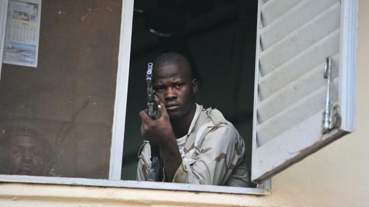 TUNGT BEVÆPNET: En malisk soldat tok posisjon mens lederen holdt tale 3. mars nær hovedstaden Bamako. Foto: Issouf Sanogo / AFP Photo TUNGT BEVÆPNET: En malisk soldat tok posisjon mens lederen holdt tale 3. mars nær hovedstaden Bamako. Foto: Issouf Sanogo / AFP Photo