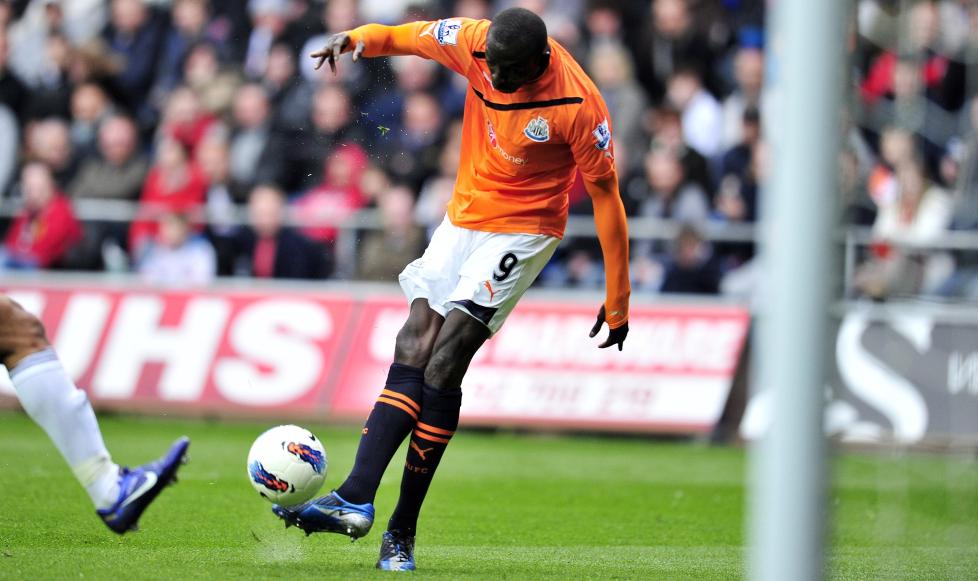 KNALLSIGNERING: Papiss Demba Ciss� scoret to m�l for tredje kamp p� rad, og er oppe i ni totalt p� �tte kamper for Newcastle. Denne andre lobben var en perle.Foto: SCANPIX/AFP/GLYN KIRK