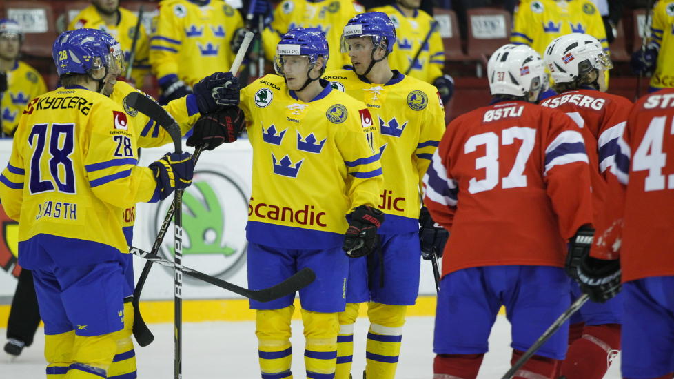 FOR GODE: Sverige feirer etter scoring i andre periode under privatlandskampen i ishockey mellom Norge og Sverige p� Jordal Amfi. Det ble stygge sifre for de norske gutta ogs� i kveld.
Foto: Thomas Winje �ijord / Scanpix