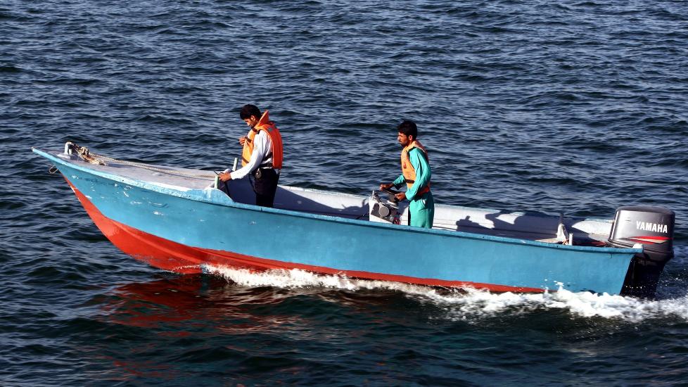 SJ�FOLK: Hendelsen skjedde utenfor kysten ved byen Chabahar. Foto: EPA/ABEDIN TAHERKENAREH/NTB Scanpix