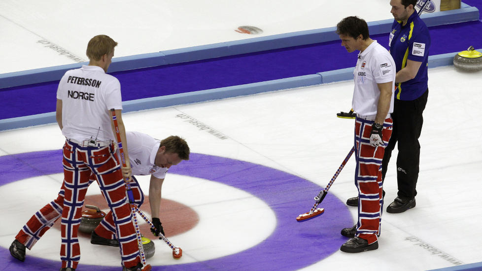 BRONSE DET BESTE: Norge har hatt en eventyrlig formstigning etter tre tidlige tap i VM, men i formiddag ble det nok et nederlag for Thomas Ulsruds lag, mot Sverige.Foto: SCANPIX/REUTERS/Arnd Wiegmann
