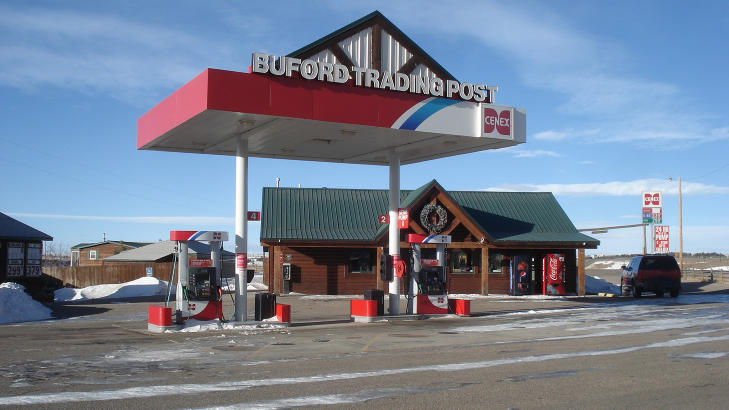 RIKT NÆRINGSLIV: Den kombinerte bensinstasjonen og nærbutikken Buford Trading Post overtas nå av den anonyme kjøperen. Foto: REUTERS/Williams&Williams/Handout/NTB Scanpix RIKT NÆRINGSLIV: Den kombinerte bensinstasjonen og nærbutikken Buford Trading Post overtas nå av den anonyme kjøperen. Foto: REUTERS/Williams&Williams/Handout/NTB Scanpix