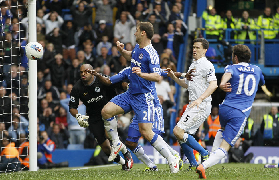 VIKTIG OG HELDIG: Juan Mata gjorde lite aktivt for � score Chelseas vinnerm�l mot Wigan, men viktig var det.Foto: AP Photo/Alastair Grant/NTB scanpix