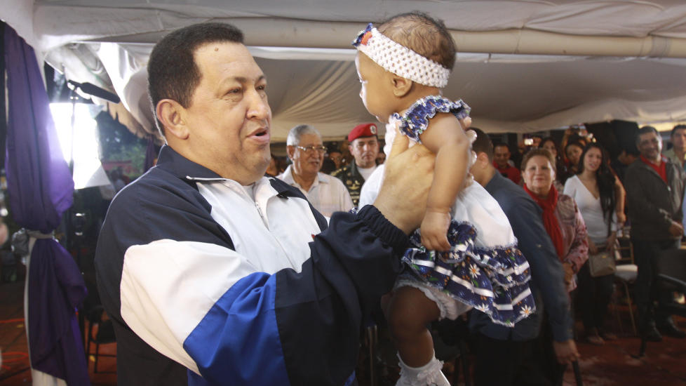  VALGKAMP:  Venezuelas president Hugo Chavez med et av de klassiske valgkamptriksene i hjembyen Barinas - l�fte sm� barn. N� �ker han minimumsl�nnene i Venezuela og hyller sin presidentvenn i Syria for vellykkede aksjoner mot terroristgjenger f�r han returnerer til Cuba for mer kreftbehandling. FOTO: REUTERS/NTB SCANPIX.