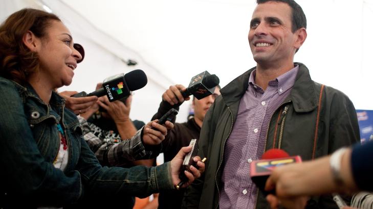 OPPONENTEN: Henrique Capriles prøver å bryte Hugo Chavez' 13 år lange maktposisjon i Venezuela. Men Capriles ligger klart bak på meningsmålingene før presidentvalget i oktober. FOTO: MIGUEL GUTIERREZ, EPA/NTB SCANPIX. OPPONENTEN: Henrique Capriles prøver å bryte Hugo Chavez' 13 år lange maktposisjon i Venezuela. Men Capriles ligger klart bak på meningsmålingene før presidentvalget i oktober. FOTO: MIGUEL GUTIERREZ, EPA/NTB SCANPIX.