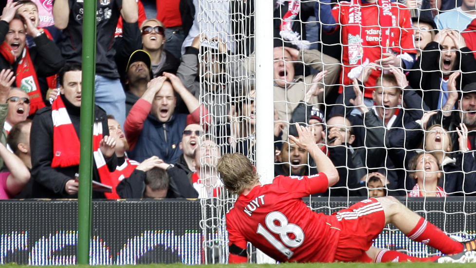 FORTVILELSENS ANSIKTER: Reaksjonene bak m�l forteller vel det meste om missen til Liverpools Dirk Kuyt mot Aston Villa i g�r. Ballen gikk over �pent m�l fra kloss hold.Foto: SCANPIX/AP/Jon Super