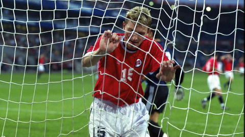 LEGENDARISK: Tore André Flo sendte seg selv i nettmaskene, men ballen over mål etter den største missen han noen gang kunne huske å ha gjort, mot Tyrkia i 2001. - Flaut, etterpå tenkte jeg bare at nå må jeg finne et hull å grave meg ned i, sa Flo til Dagbladet den gangen.
Foto: FOLVIK/ARNT E. Dagbladet LEGENDARISK: Tore André Flo sendte seg selv i nettmaskene, men ballen over mål etter den største missen han noen gang kunne huske å ha gjort, mot Tyrkia i 2001. - Flaut, etterpå tenkte jeg bare at nå må jeg finne et hull å grave meg ned i, sa Flo til Dagbladet den gangen.
Foto: FOLVIK/ARNT E. Dagbladet