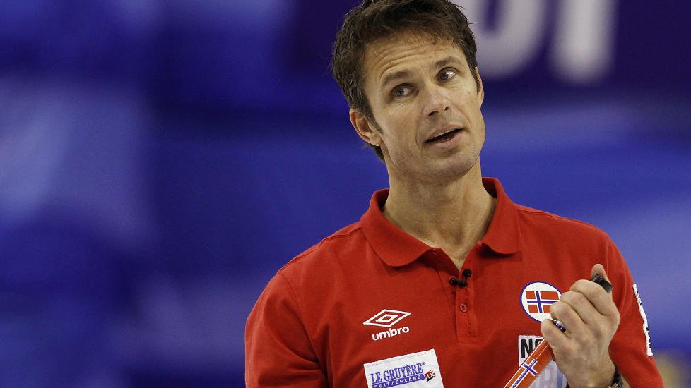 MISSET PALLEN: Thomas Ulsrud og laget tapte for Sverige i bronsefinalen i VM.Foto: SCANPIX/REUTERS/Arnd Wiegmann