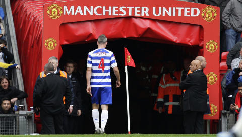 NÆR UMULIG: QPR-kaptein Shaun Derry viste klasse da han gikk i garderoben uten en eneste protest, men uten ham hadde bortelaget lite å stille opp med på Old Trafford.Foto: SCANPIX/AP/Jon Super NÆR UMULIG: QPR-kaptein Shaun Derry viste klasse da han gikk i garderoben uten en eneste protest, men uten ham hadde bortelaget lite å stille opp med på Old Trafford.Foto: SCANPIX/AP/Jon Super
