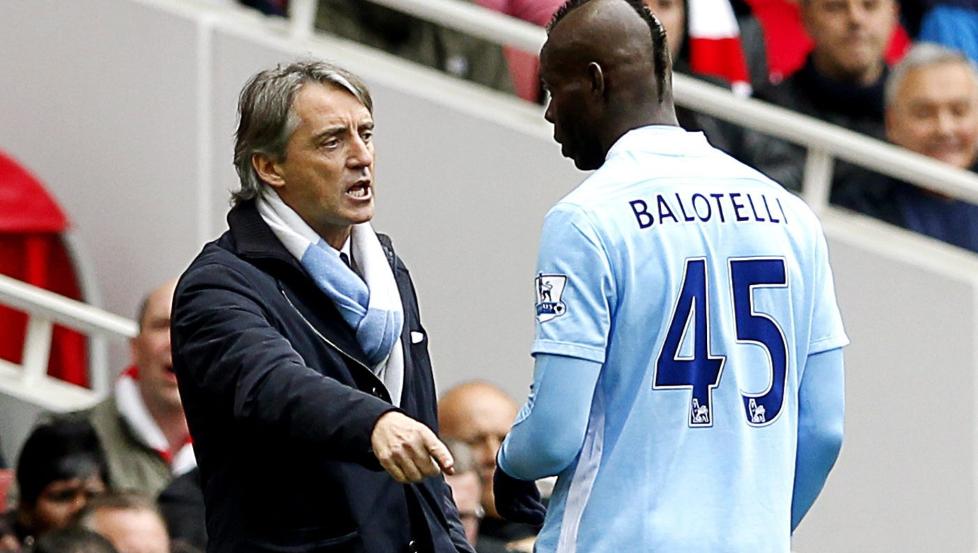 DISKUSJON: Manchester City-manager Roberto Mancini og Mario Balotelli i diskusjon under kampen mot Arsenal sist helg. Foto: Kerim Okten, EPA/NTB Scanpix