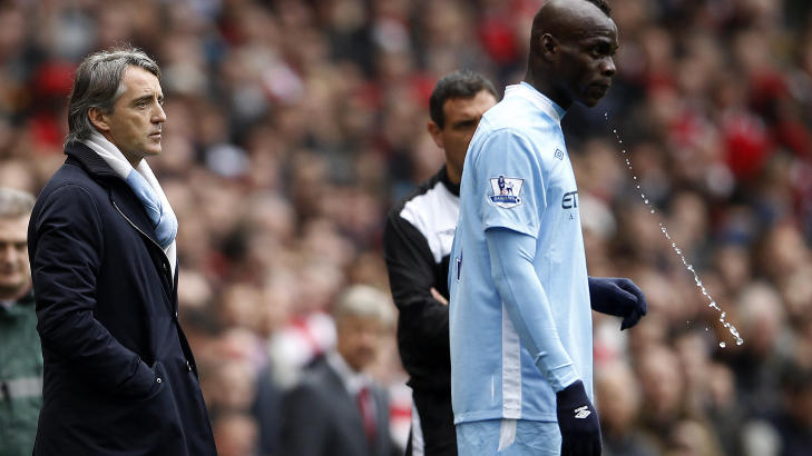 SELGES KANSKJE: Roberto Mancini (t.v) sa søndag at Balotelli antakelig er ferdig som City-spiller, fordi han stadig vekk utvises i kamper. Foto: REUTERS/Stefan Wermuth SELGES KANSKJE: Roberto Mancini (t.v) sa søndag at Balotelli antakelig er ferdig som City-spiller, fordi han stadig vekk utvises i kamper. Foto: REUTERS/Stefan Wermuth
