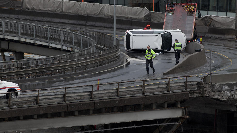TRAFIKKUHELL: Bilen havnet p� taket i trafikkmaskinen ved Operaen i Oslo Sentrum. Foto: Anita Arntzen / Dagbladet