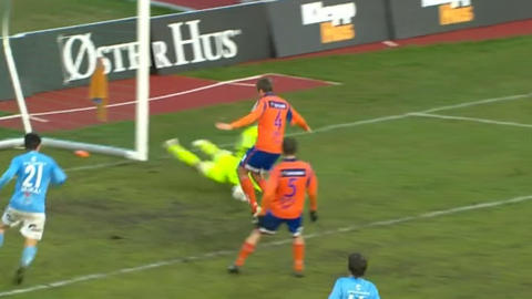 KLØNET DET TIL: Sandnes Ulf var det klart beste laget etter at Aalesund gikk opp i 1-0. Her får de utlikningen sin, etter at Sten Grytebust og Jonathan Tollås Nation i fellesskap klønet det til. KLØNET DET TIL: Sandnes Ulf var det klart beste laget etter at Aalesund gikk opp i 1-0. Her får de utlikningen sin, etter at Sten Grytebust og Jonathan Tollås Nation i fellesskap klønet det til.