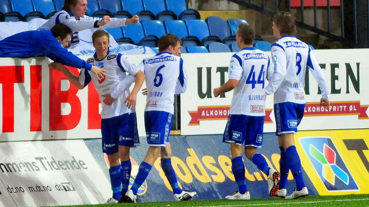 GODT FORNØYDE: De få som hadde tatt turen fra Haugesund til Drammen fikk god valuta for pengene, og kunne feire et noe heldig poeng sammen med Tor Arne Andreassen (t.v.) og Haugesund-spillerne etter den seine utlikningen.Foto: Robert Christensen Digitalsport GODT FORNØYDE: De få som hadde tatt turen fra Haugesund til Drammen fikk god valuta for pengene, og kunne feire et noe heldig poeng sammen med Tor Arne Andreassen (t.v.) og Haugesund-spillerne etter den seine utlikningen.Foto: Robert Christensen Digitalsport