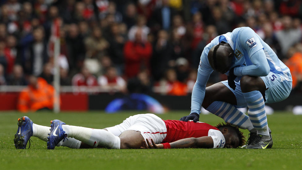 TO R�DE I EN KAMP? Mario Balotelli (t.v) ble utvist mot Arsenal, men kan f� enda et r�dt kort for taklingen mot Alex Song - som her ligger nede etter at han ble truffet av italienerens knotter. Foto: REUTERS/Stefan Wermuth