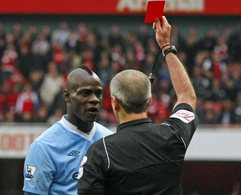 TO GULE: Balotelli måtte rusle av banen, etter en uvøren takling mot Bacary Sagna like før full tid. Foto: AP/Tim Hales TO GULE: Balotelli måtte rusle av banen, etter en uvøren takling mot Bacary Sagna like før full tid. Foto: AP/Tim Hales
