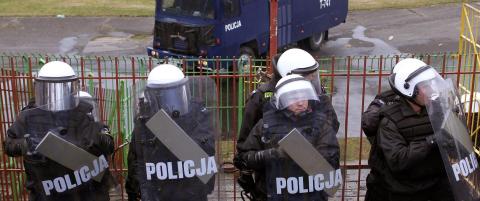 Mangler 8000 politifolk f�r fotball-EM