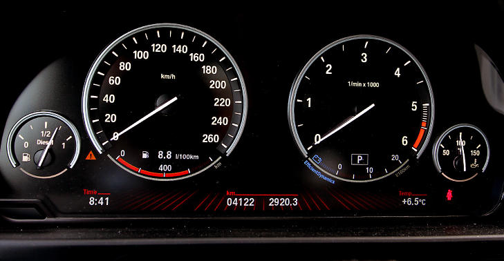 STILRENT: Det er ikke mye mikkmakk i BMWs instrumentdesign. Her får du all viktig info uten unødvendig pynt. FOTO: Terje Bjørnsen STILRENT: Det er ikke mye mikkmakk i BMWs instrumentdesign. Her får du all viktig info uten unødvendig pynt. FOTO: Terje Bjørnsen