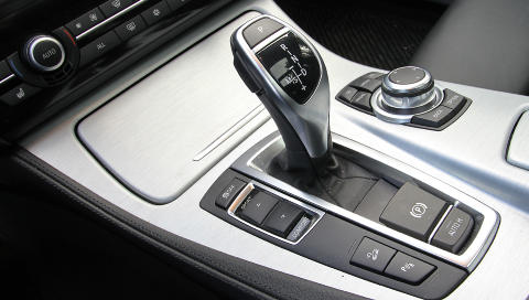 SENTRALEN: I midtkonsollen finner du hjulet som styrer iDrive-systemet, en girspak som skifter mellom ulike innstillinger for automatgiret og Adaptive Drive-knappen som endrer karakter på bl.a. understellet. FOTO: Terje Bjørnsen SENTRALEN: I midtkonsollen finner du hjulet som styrer iDrive-systemet, en girspak som skifter mellom ulike innstillinger for automatgiret og Adaptive Drive-knappen som endrer karakter på bl.a. understellet. FOTO: Terje Bjørnsen