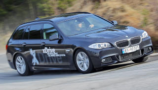 SPORTSLIG: Selv om BMW 525dAT xDrive er stor, reagerer den fortsatt raskt og presist ved aktiv svingkjøring. FOTO: Terje Bjørnsen SPORTSLIG: Selv om BMW 525dAT xDrive er stor, reagerer den fortsatt raskt og presist ved aktiv svingkjøring. FOTO: Terje Bjørnsen