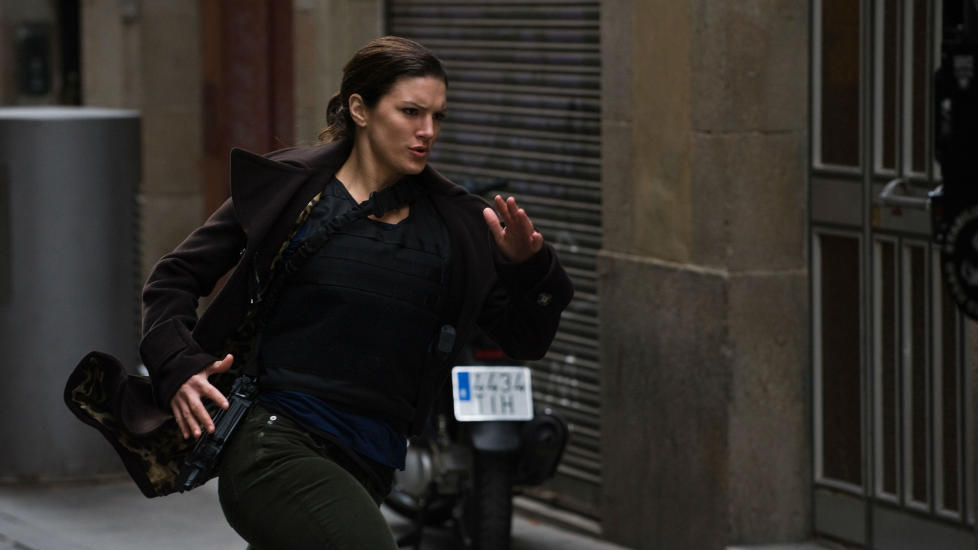 EKTE VARE: MMA-fighter Gina Carano spiller hardtsparkende agent i Steven Soderberghs �Haywire�.