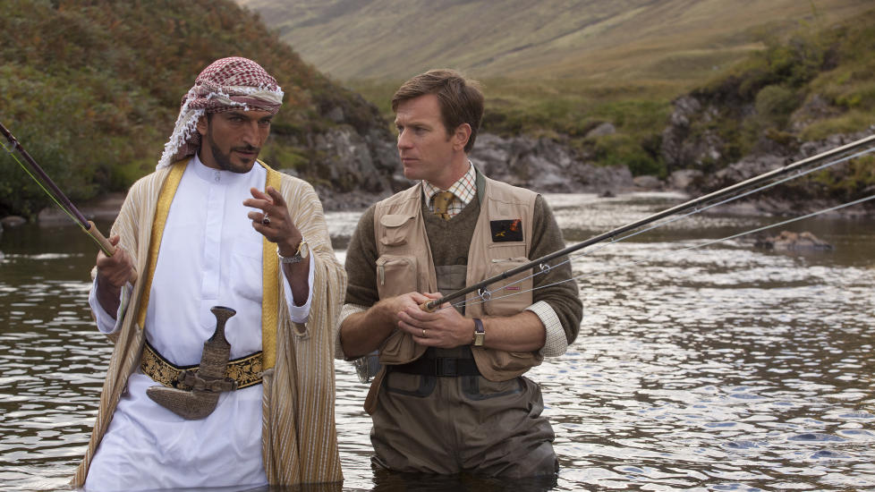 GLAD I LAKS: Sjeik Muhammed (Amr Waked) og Doktor Alfred (Ewan McGregor) snakker fisk et sted i Skottland.