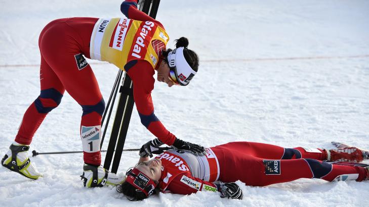 GJENNOMBRUDDET: Her gratuleres Heidi Weng med andreplass i verdenscupfinalen av forbildet Marit Bjørgen.
Foto: ANDERS WIKLUND / SCANPIX GJENNOMBRUDDET: Her gratuleres Heidi Weng med andreplass i verdenscupfinalen av forbildet Marit Bjørgen.
Foto: ANDERS WIKLUND / SCANPIX