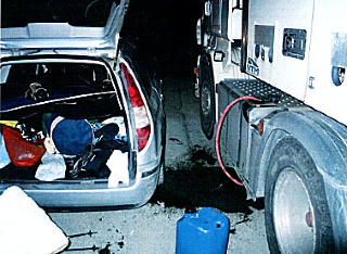 FULL TANK: De fylte en 20-liters kanne og tanken med diesel. Foto: Politiet. FULL TANK: De fylte en 20-liters kanne og tanken med diesel. Foto: Politiet.