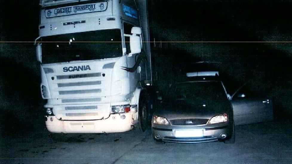 HEVERT: De tre mennene fra Litauen sto parkert mistenkelig n�r traileren. Foto: Politiet.