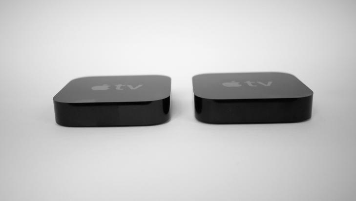 KLIN LIKE: Generasjon to og tre av AppleTV kan ikke skilles fra hverandre når de stilles opp mot hverandre. Når du kobler dem opp mot en tv, vil du imidlertid merke en kvalitetesforskjell på bildet - såvidt det er. KLIN LIKE: Generasjon to og tre av AppleTV kan ikke skilles fra hverandre når de stilles opp mot hverandre. Når du kobler dem opp mot en tv, vil du imidlertid merke en kvalitetesforskjell på bildet - såvidt det er.