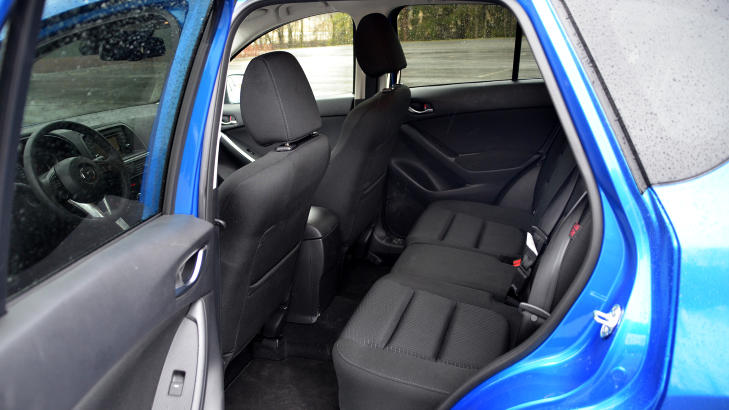 ER DET SANT? S� god plass er det bak i CX-5 n�r en p� 183 cm sitter i forsetet. Det er det f�, om noen andre SUV-er i samme prisklasse som matcher. Foto: ANDREAS HANDELAND